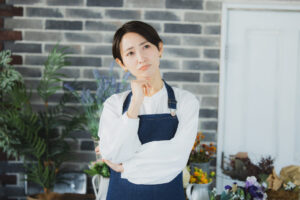 悩む女性＿飲食店