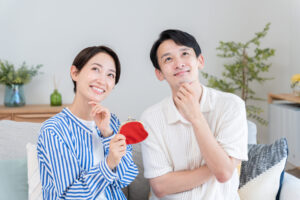 財布を持った夫婦